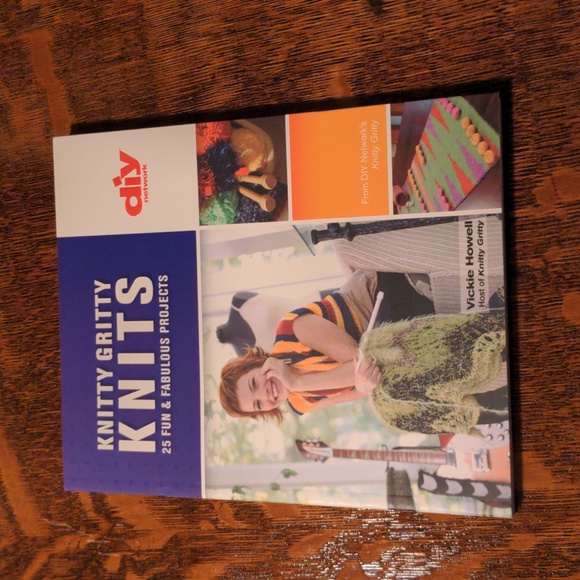 NWT! Set of 2 Knitting Books by Vickie Howell host of DIY's Knitty Gritty - Picture 7 of 11